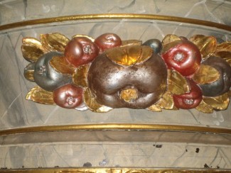 Frucht auf dem Orgelprospekt