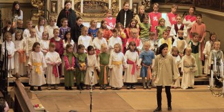 Eine Aufnahme der Kinderkantorei St. Rochus bei einem Luther-Singspiel.